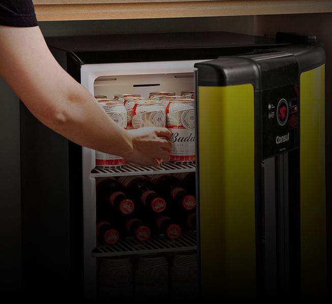 Vemos uma pessoa pegando uma cerveja dentro da cervejeira Smartbeer_