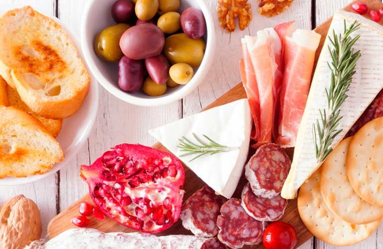 tábua de frios com frutas