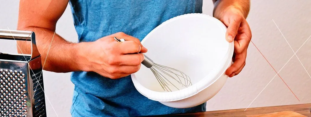 img-bolo-de-cenoura-misturando