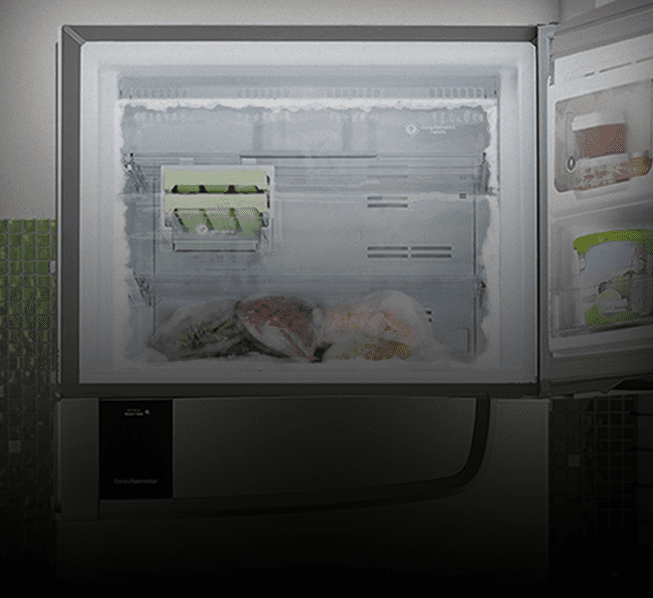 Congelador aberto com alguns legumes e verduras congeladas