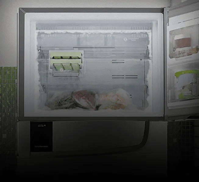 Congelador aberto com alguns legumes e verduras congeladas
