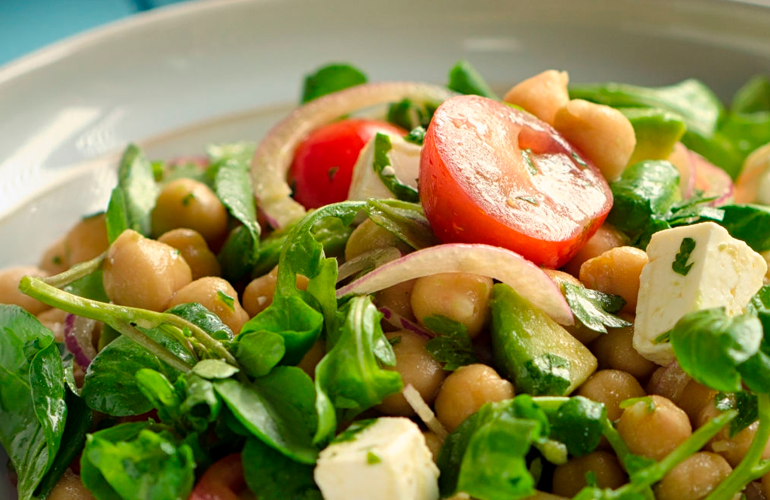 salada de grão de bico com legumes
