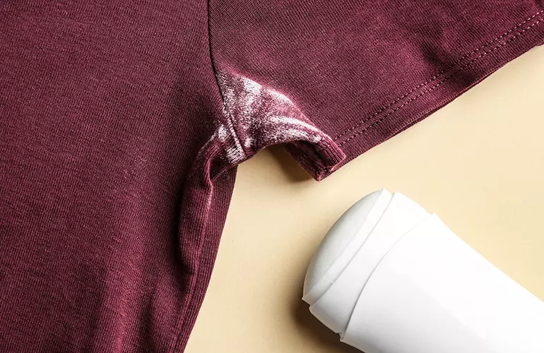 como tirar manchas de desodorante das roupas