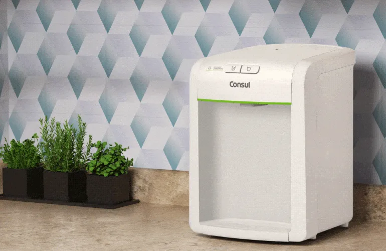 Purificador de água sobre a bancada da cozinha com destaque para o dispenser