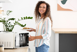 Micro-ondas de embutir ou de bancada: Qual combina com sua cozinha?