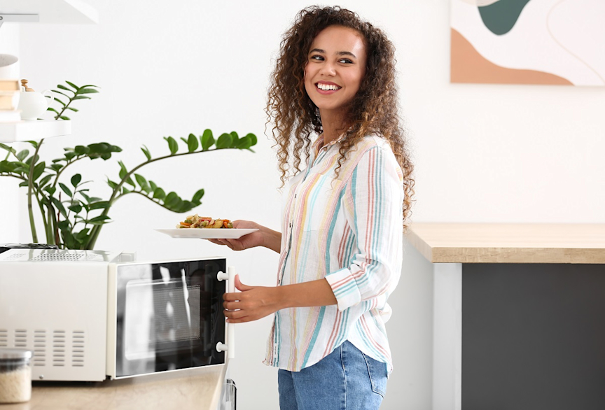 Micro-ondas de embutir ou de bancada: Qual combina com sua cozinha?