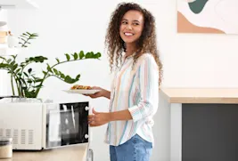 Micro-ondas de embutir ou de bancada: Qual combina com sua cozinha?