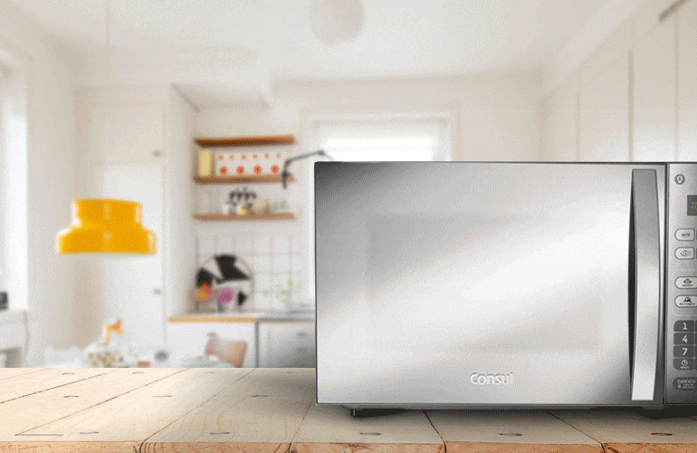 Ingredientes para fazer cuscuz nordestino ao lado do micro-ondas