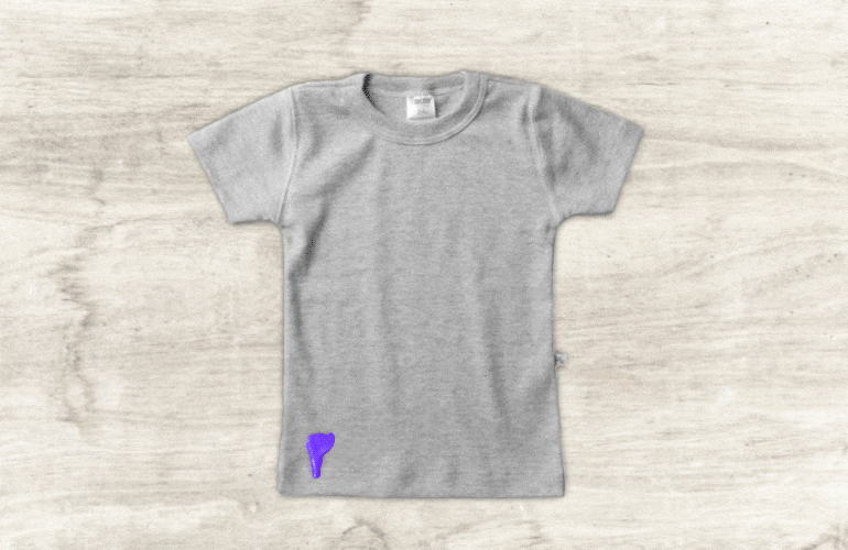 Camiseta suja de esmalte com a legenda "aguarde o esmalte secar"