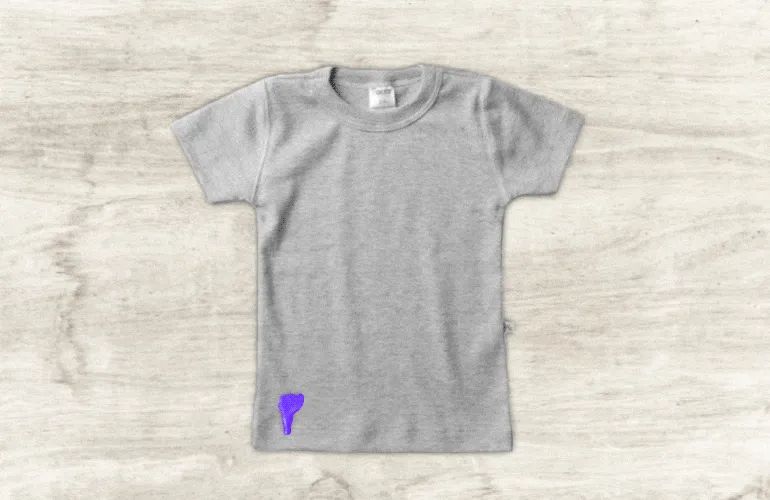 Camiseta suja de esmalte com a legenda "aguarde o esmalte secar"