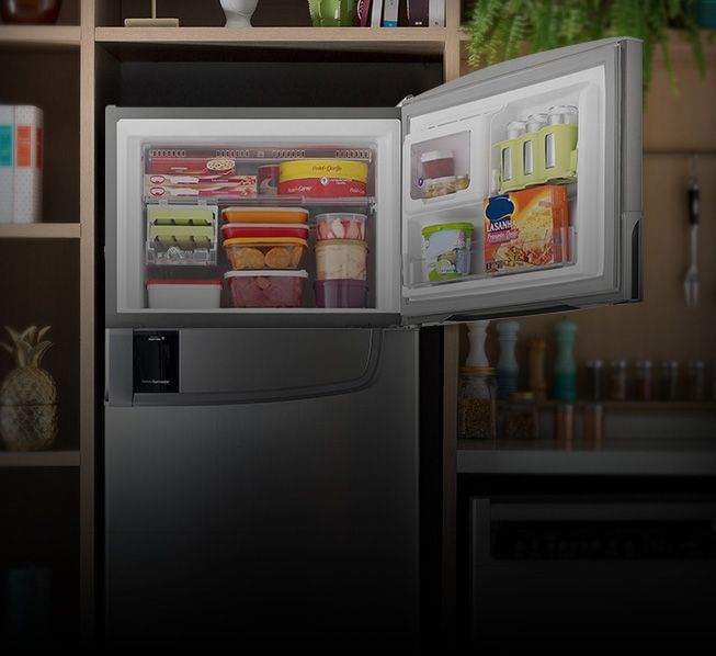 Freezer aberto com alimentos dentro.