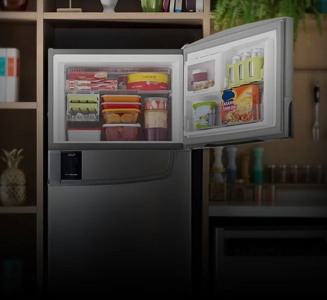 Freezer aberto com alimentos dentro.