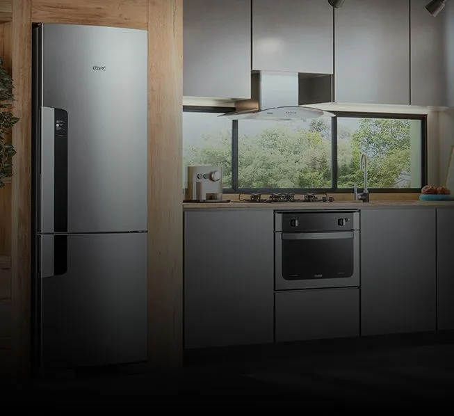 Cozinha com uma geladeira com freezer embaixo