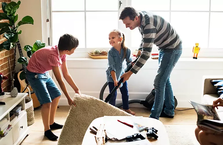 família unida na faxina da casa