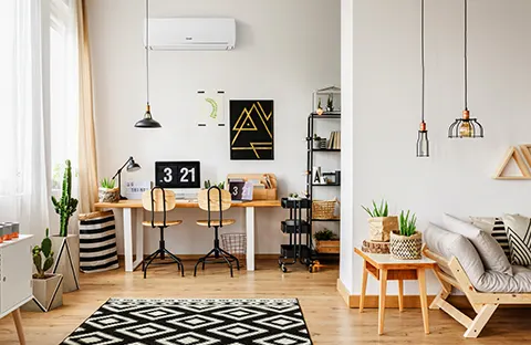 sala com escritório e um ar condicionado split Consul 12000 btus