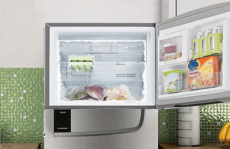 Freezer aberto com verduras e legumes congelados