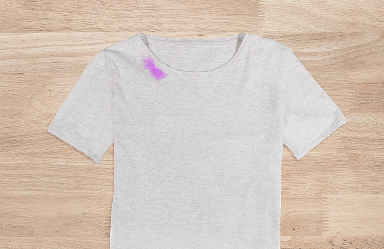 Camiseta branca manchada de maquiagem sendo limpa com algodão