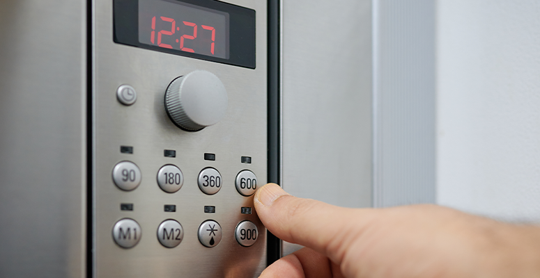 como ajustar a hora do micro-ondas