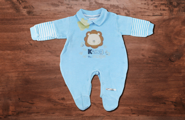Roupa de bebê manchada, sendo lavada com bicarbonato e água com gás