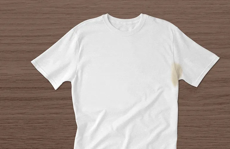 Uma camiseta branca manchada. Joga-se um pouco de bicarbonato de sódio em cima da mancha e suco de limão em seguida.