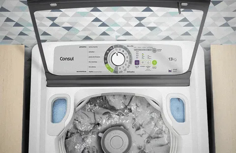 Uma máquina de lavar com detalhe no botão selecionando a lavagem de roupas brancas