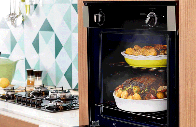 Forno de embutir duplo preto com duas vasilhas com carne assada.