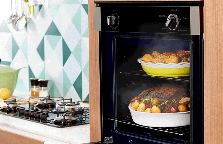 Forno de embutir duplo preto com duas vasilhas com carne assada.
