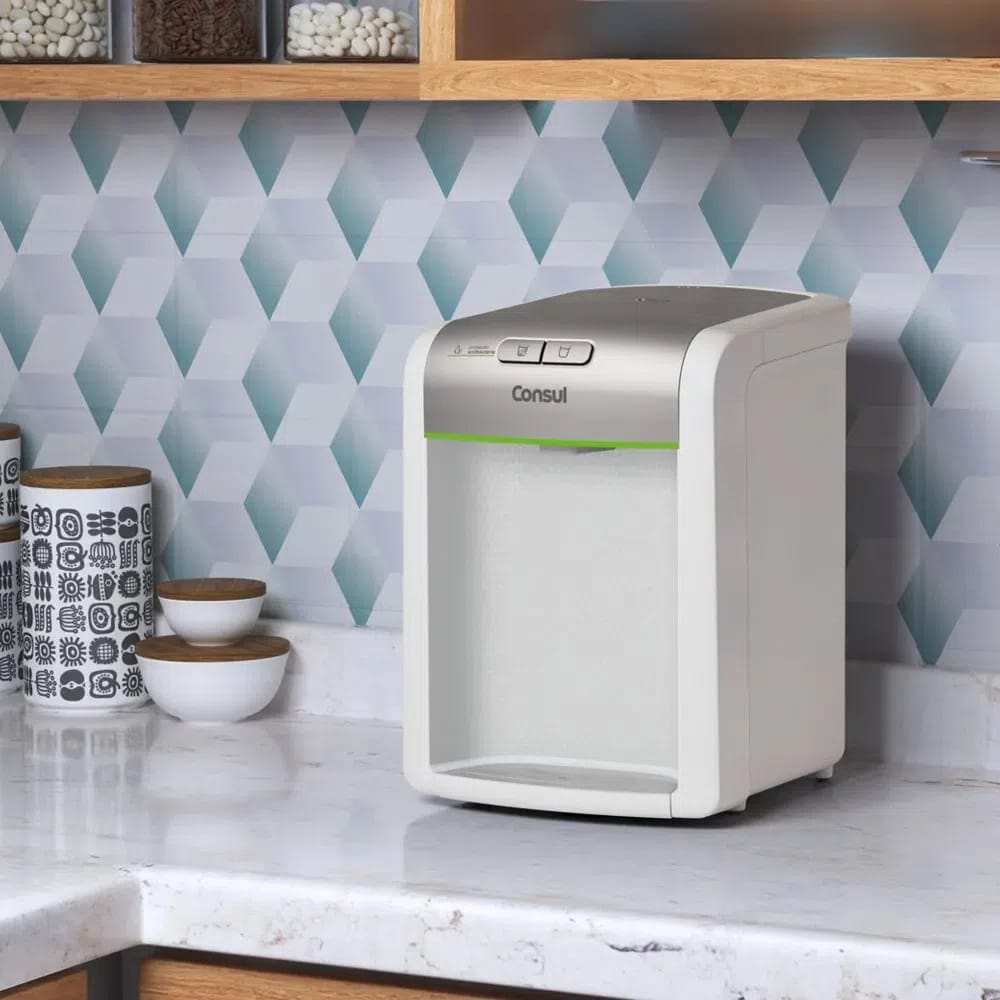 Purificador de água Consul CPB34 branco com detalhes pratas em cima de uma bancada.