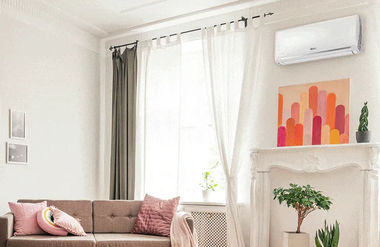 Ar-condicionado instalado na janela da sala de estar mostrando a saída do ar frio