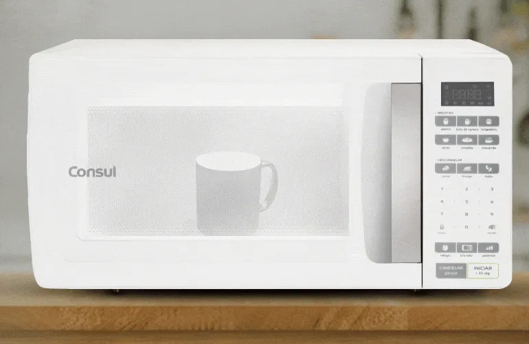 Xícara de café dentro do micro-ondas