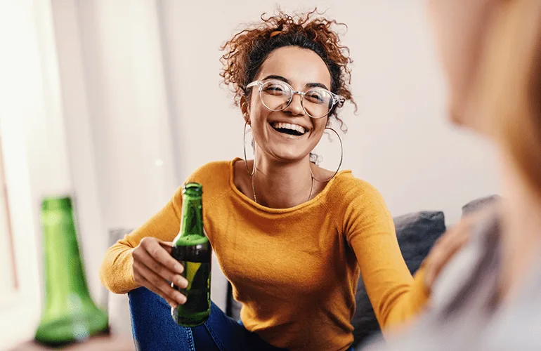 mulher jovem bebendo cerveja