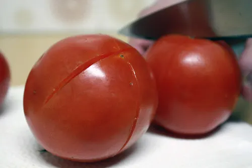 Dica da vovó: tomate pelado caseiro em 5 minutos