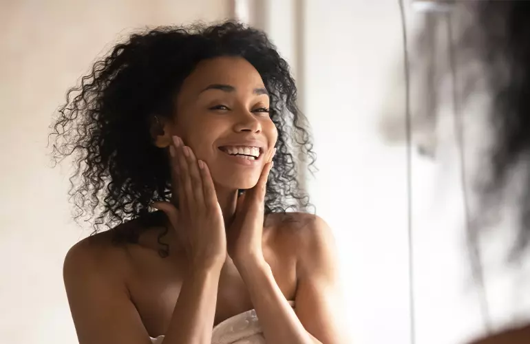 mulher negra faz skincare em spa em casa