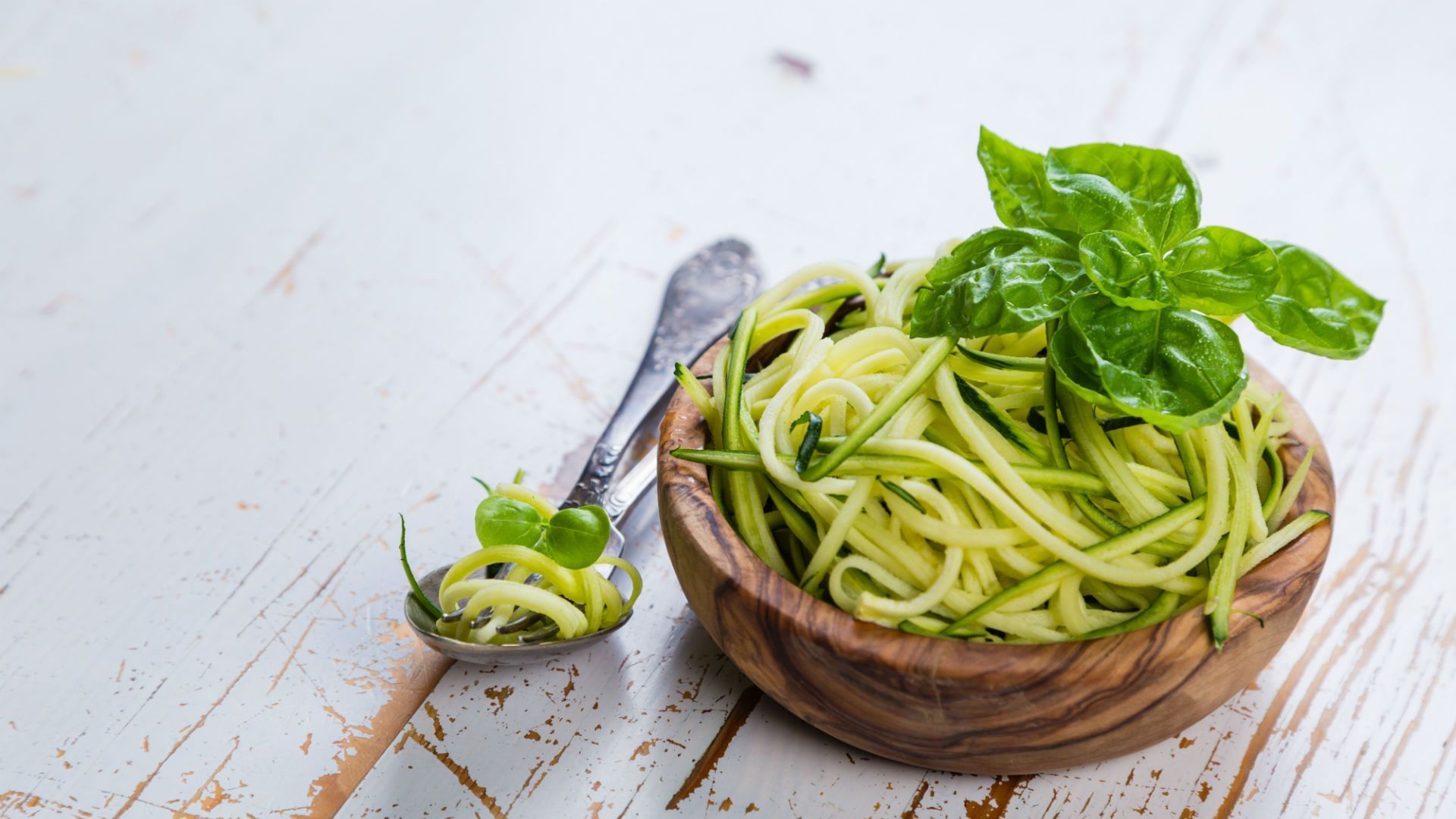 Receitas Batedeira Planetária - espaguete de abobrinha com pesto de azeitonas