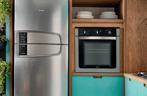 Forno de embutir de inox instalado em torre e embaixo do cooktop.