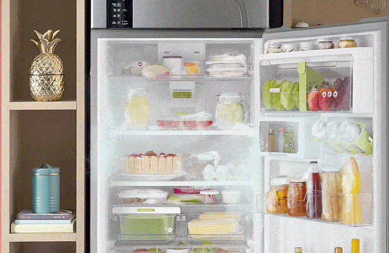Uma geladeira aberta com vários alimentos congelados
