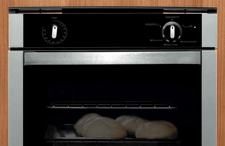 Massa de pão caseiro sendo assada em um forno de embutir.