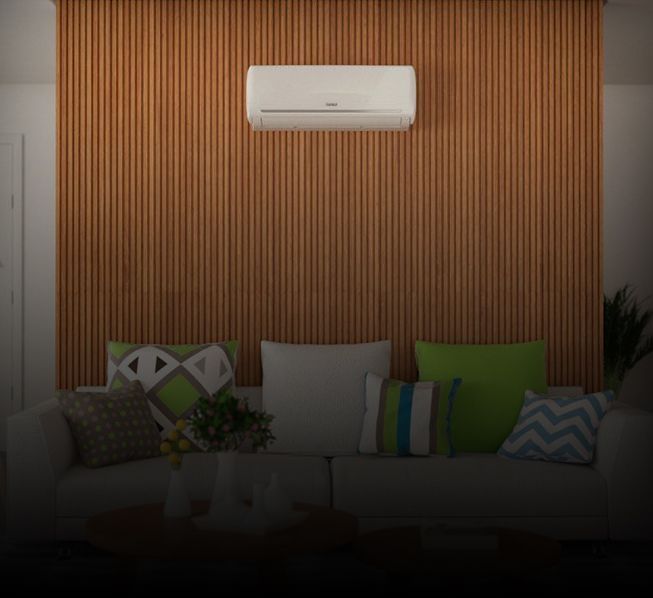Ar-condicionado instalado na parede da sala acima do sofá
