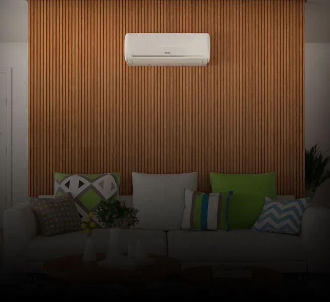 Ar-condicionado instalado na parede da sala acima do sofá