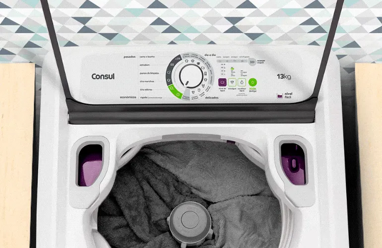 Máquina de lavar com destaque para função de lavagem de roupas escuras