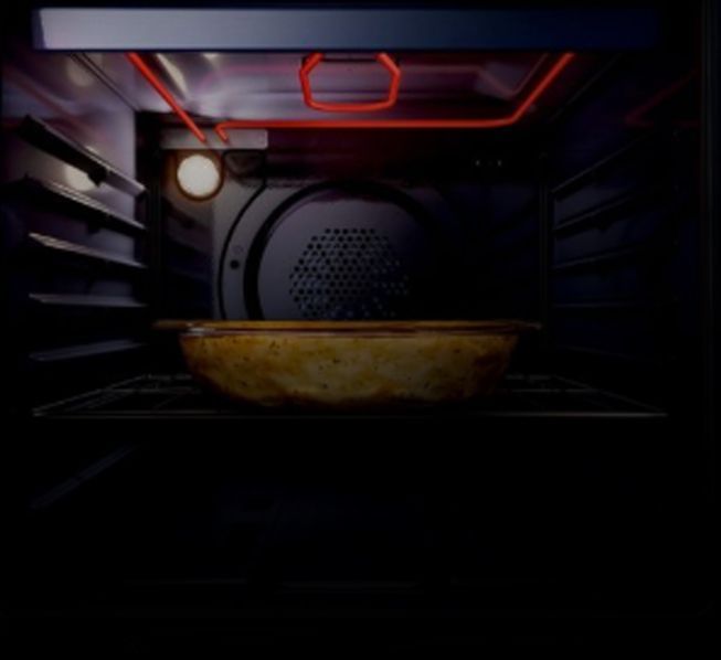 Vemos um prato dentro do forno com o grill ligado