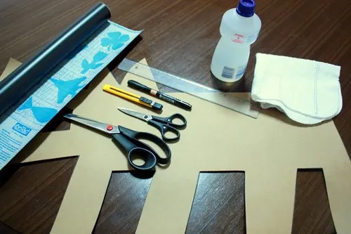 Aprenda a fazer adesivos de parede para decorar sua casa
