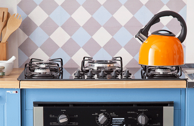 Vemo um forno de embutir instalado. Surge uma tomada com a indicação de 220V.