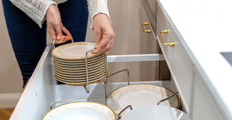 Como organizar armário de cozinha?