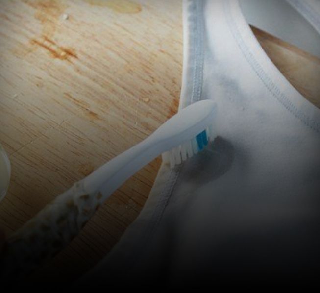 Como tirar mancha de protetor solar da roupa