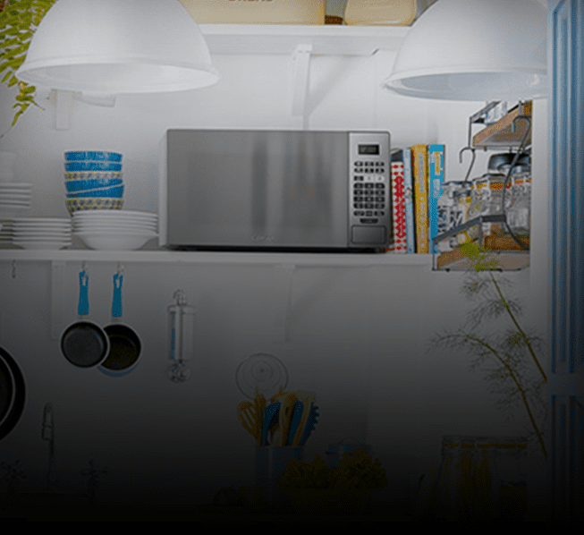 Vemos um micro-ondas em uma cozinha.