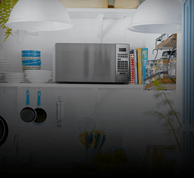 Vemos um micro-ondas em uma cozinha.
