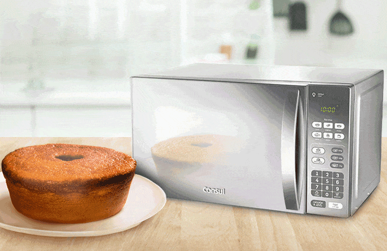 Um bolo de fubá na frente de um micro-ondas