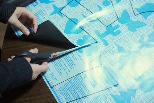 Aprenda a fazer adesivos de parede para decorar sua casa