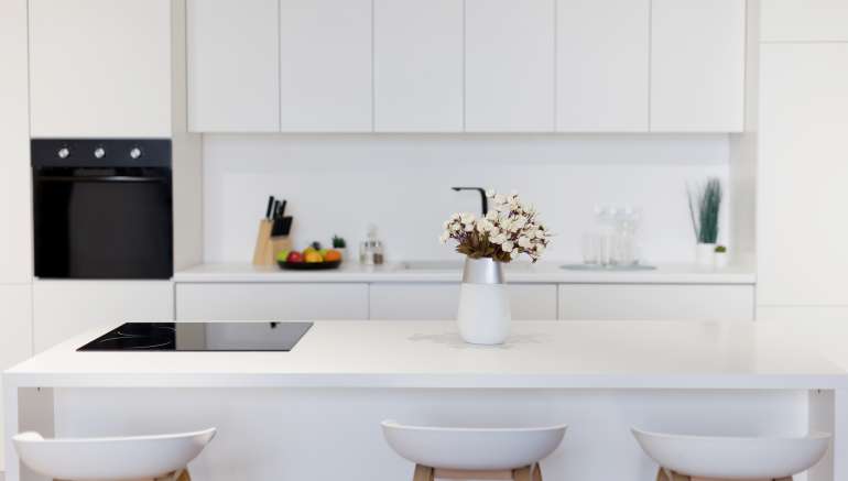 Modern,Stylish,White,Kitchen,With,White,Walls,,Chairs,And,Table,